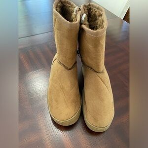 Eye women’s size 9 short boots. Faux suede and Faux fur liner . Color tan/ brown